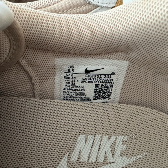 Nike dbreak womens size 8.5. Worn once outside. Like brand new - Picture 5 of 6